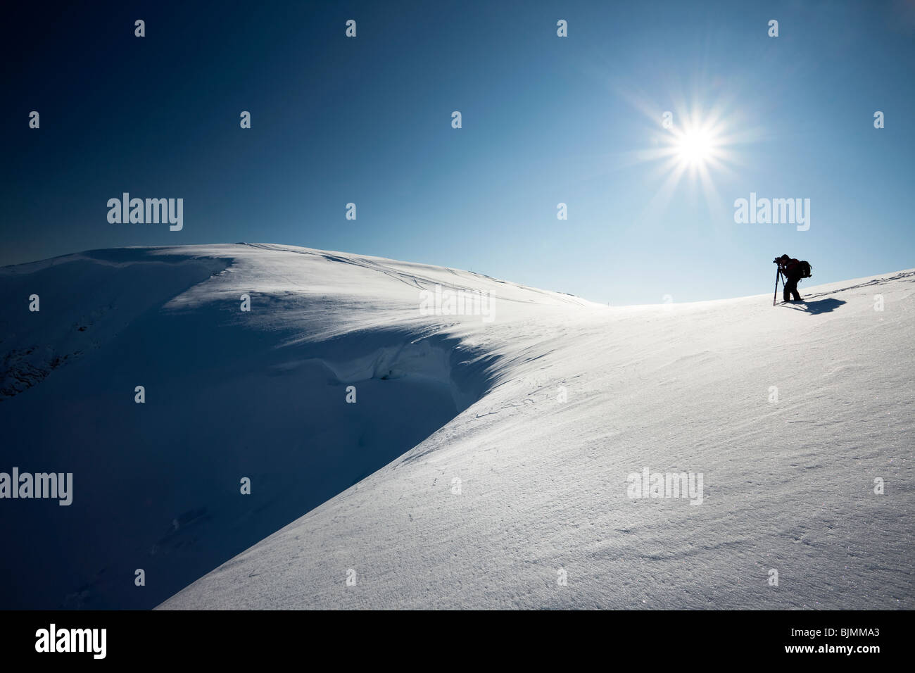 Fotografo di scattare una foto di un cornicione di neve nelle Alpi, Toggeburg, Churfirsten, Svizzera, Europa Foto Stock