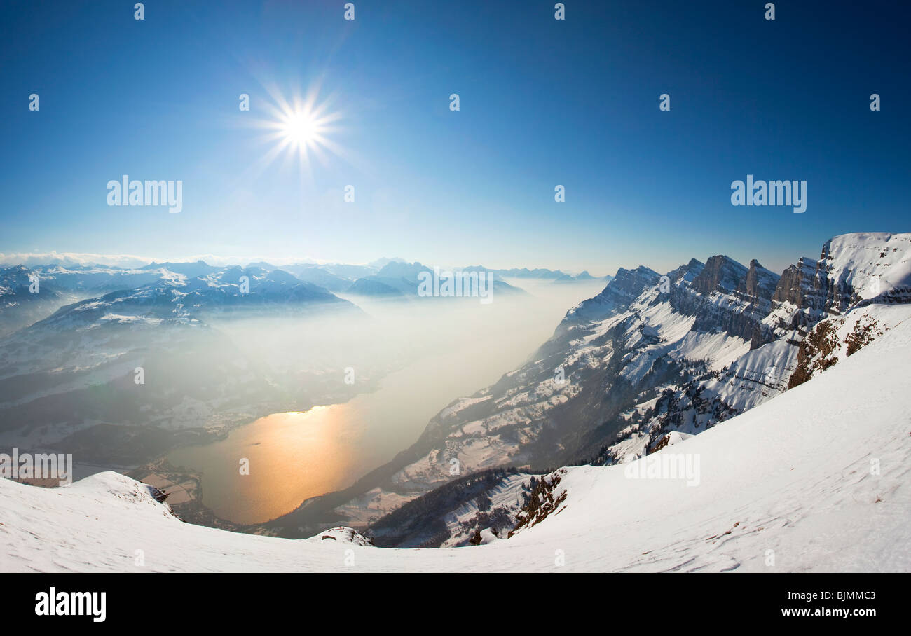 Vista sul lago di Walen e il Churfirsten montagne in inverno il sole, Toggenburgo, Svizzera orientale, Svizzera, Europa Foto Stock