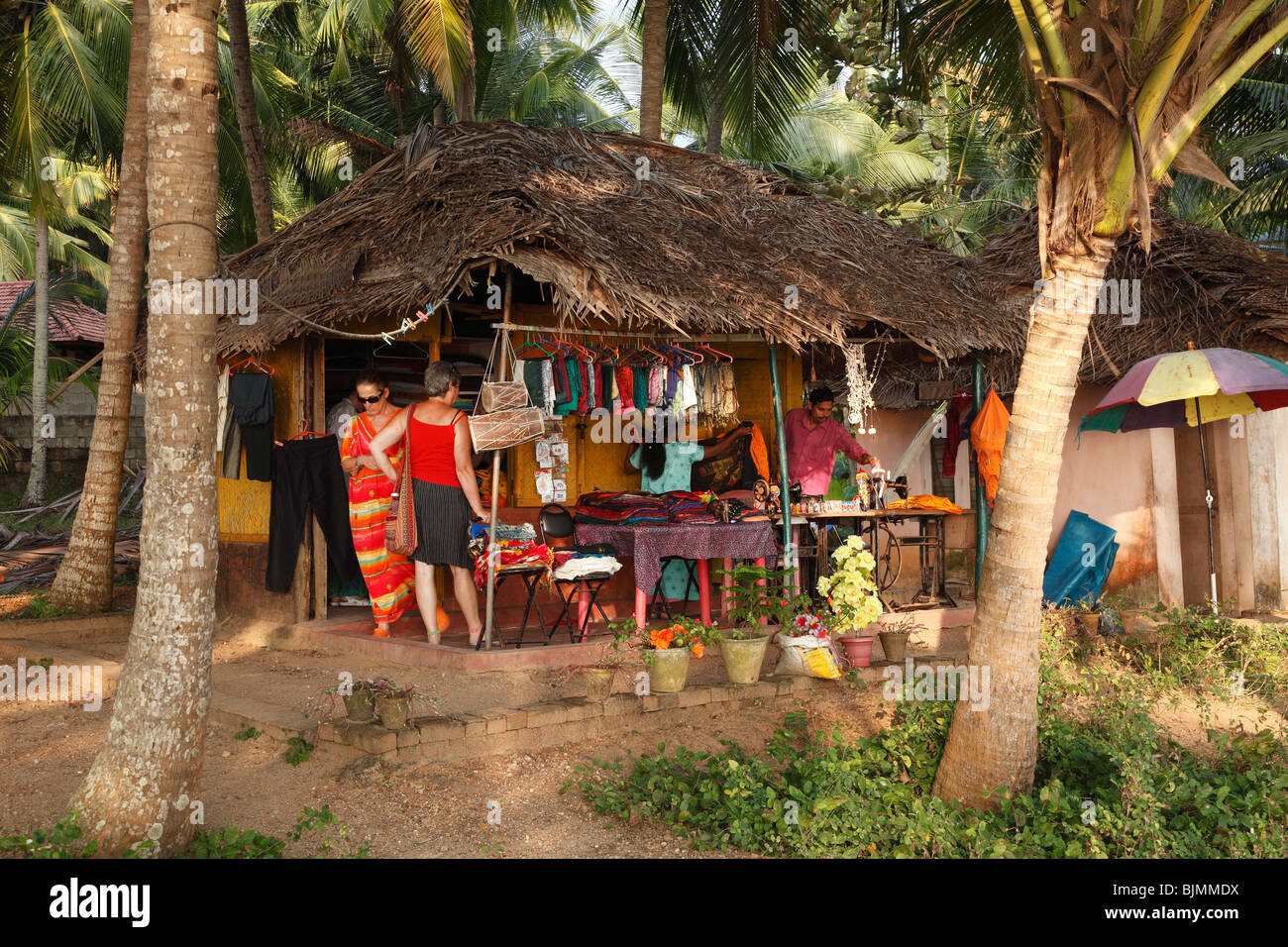 Capanna di cucitura sotto le palme a sud di Kovalam, Kerala, India, Asia Foto Stock