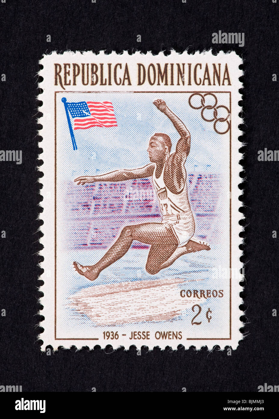 Francobollo dalla Repubblica Dominicana raffiguranti Jesse Owens lungo il salto. Foto Stock