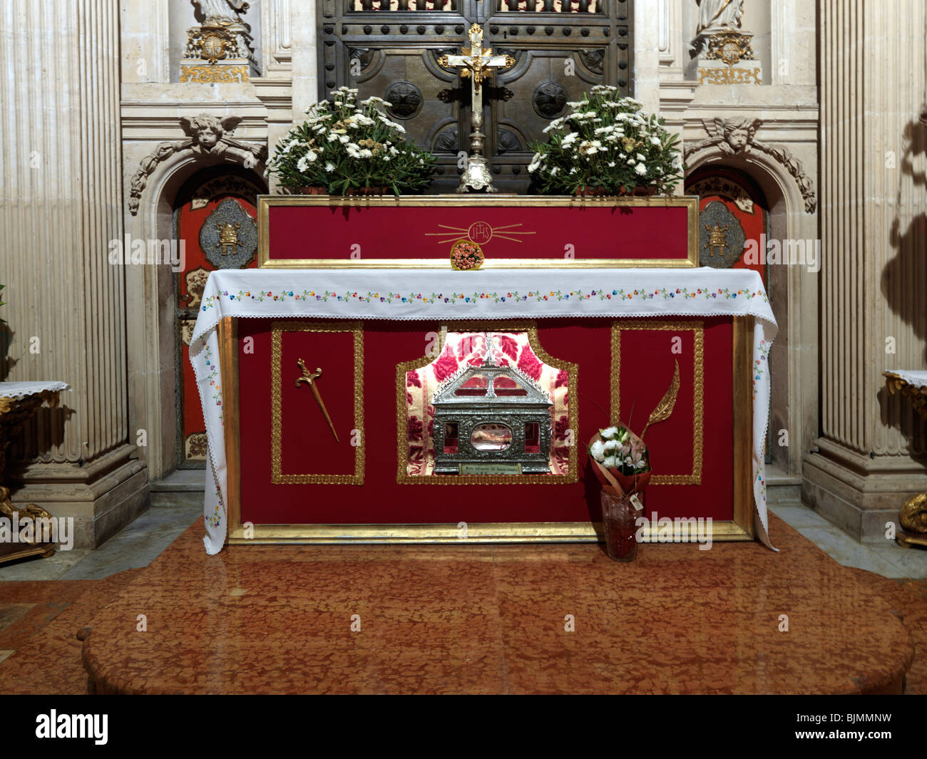 Siracusa Sicilia Italia Siracusa cattedrale Saint Lucia braccio sinistro racchiusi in vetro sull'altare Foto Stock