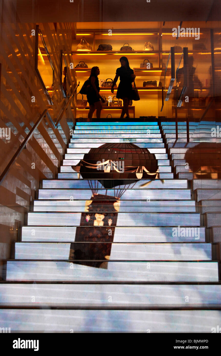 Effetto video sui passi in negozio di moda e gioielleria Louis Vuitton, Via dei Condotti, Roma, Lazio, l'Italia, Europa Foto Stock
