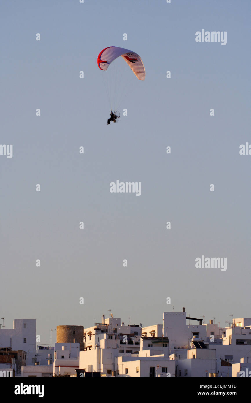 Parapendio volare su Conil de la Frontera, Spagna Foto Stock