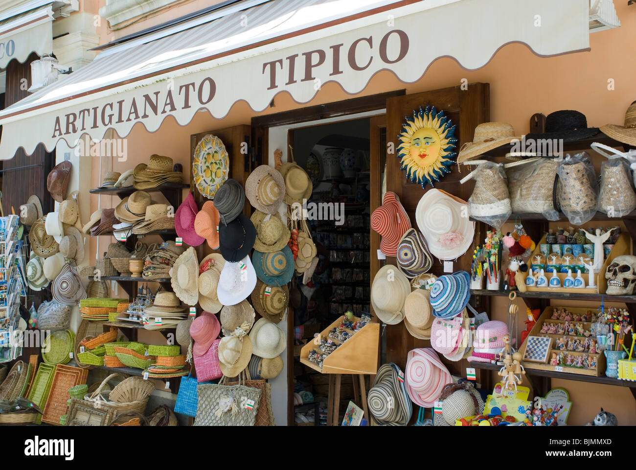 Italien, Basilikata, Maratea, Laden mit Strohhüten | Italia, Basilicata,  Maratea, negozio di cappelli di paglia Foto stock - Alamy