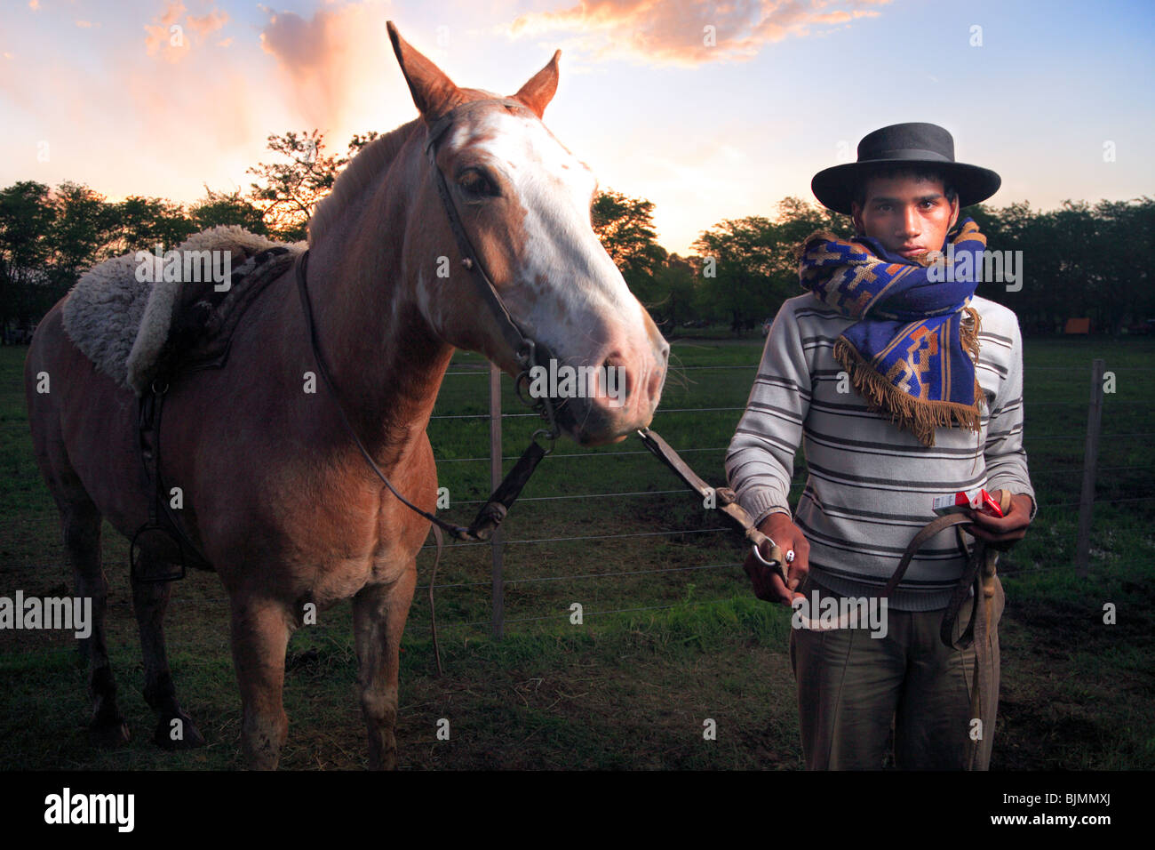 Paisano (moderno gaucho) con cavallo a San Antonio de Areco Gaucho Festival. (Fiesta de la Tradicion/ tradizione partito). Foto Stock