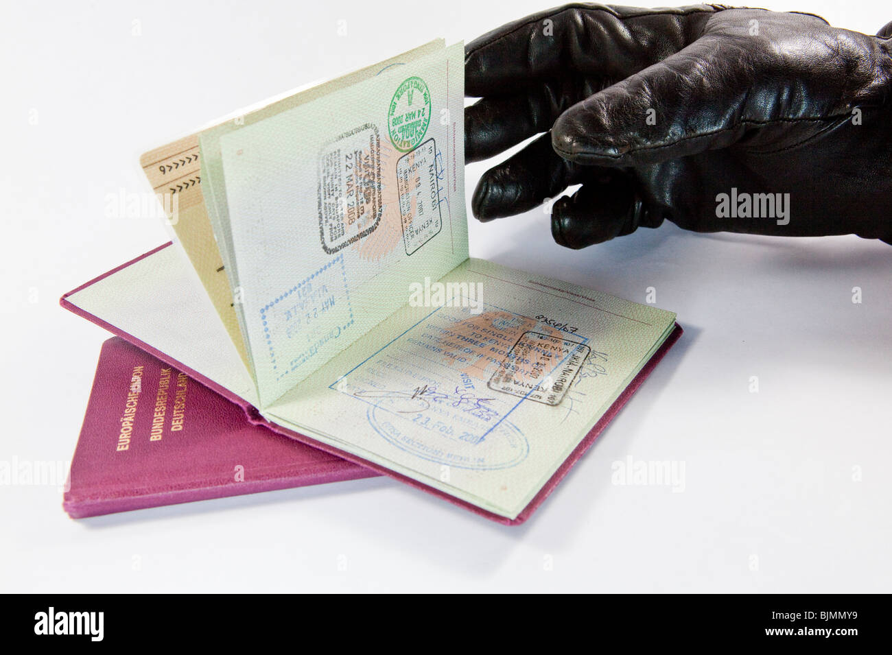 Ladro guantata cercando di rubare un passaporto Foto Stock