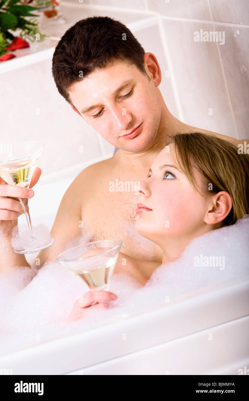 Coppia giovane nella vasca da bagno Foto stock - Alamy