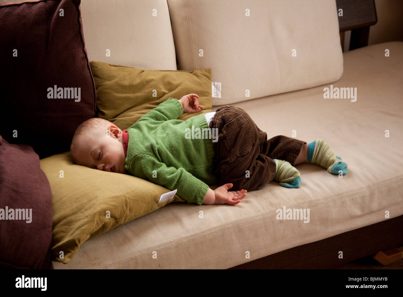 Baby boy (undici mesi )dormire su un divano Hampshire Inghilterra. Foto Stock