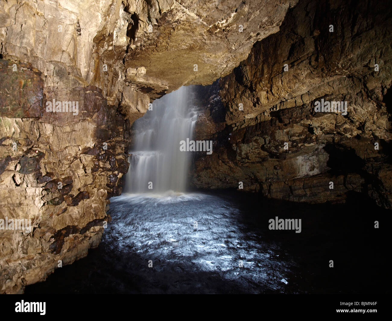 Caduta di acqua all'interno della grotta smoo, Highlands Foto Stock