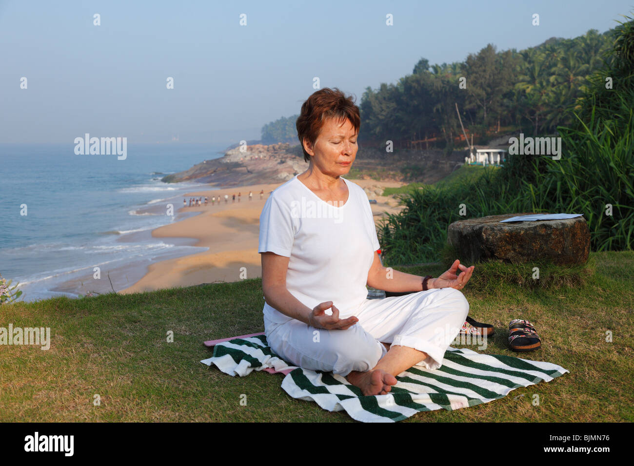 Alte frauen am strand immagini e fotografie stock ad alta risoluzione
