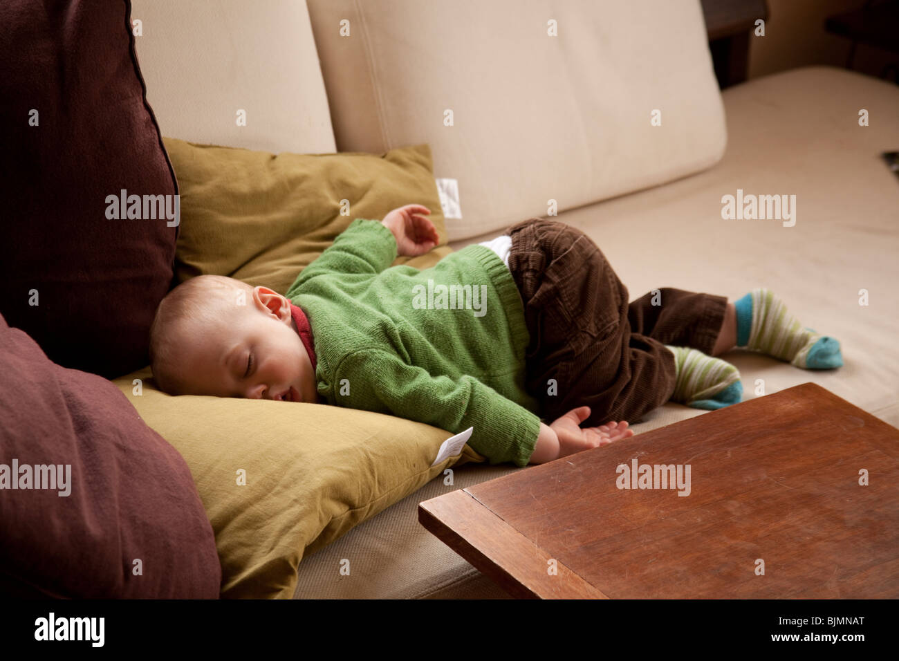 Baby boy (undici mesi )dormire su un divano Hampshire Inghilterra. Foto Stock