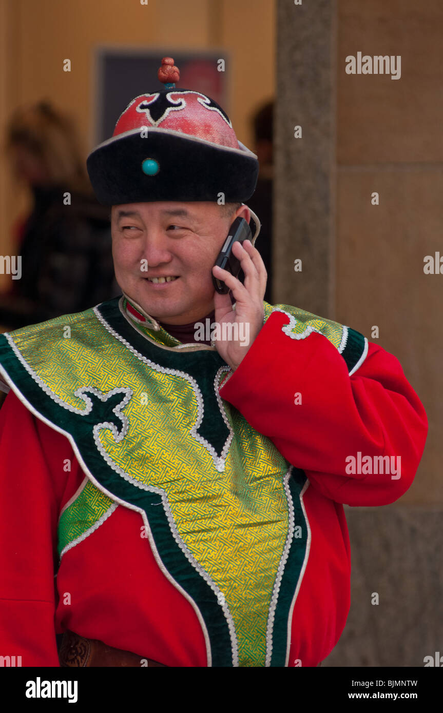 Uomo cinese in abito tradizionale sul cellulare Foto Stock