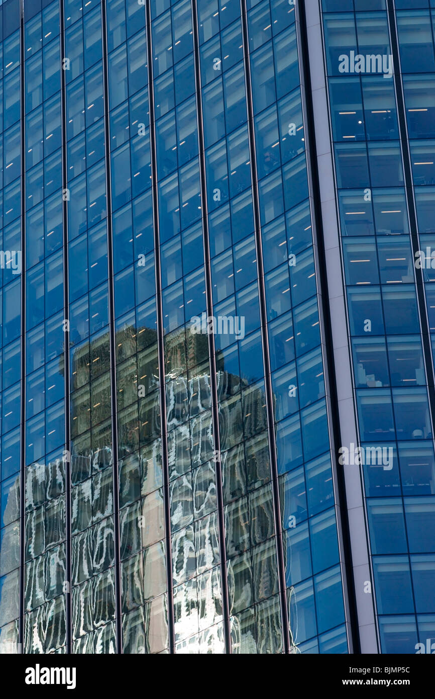 Edifici riflessa nel rivestimento di vetro Foto Stock