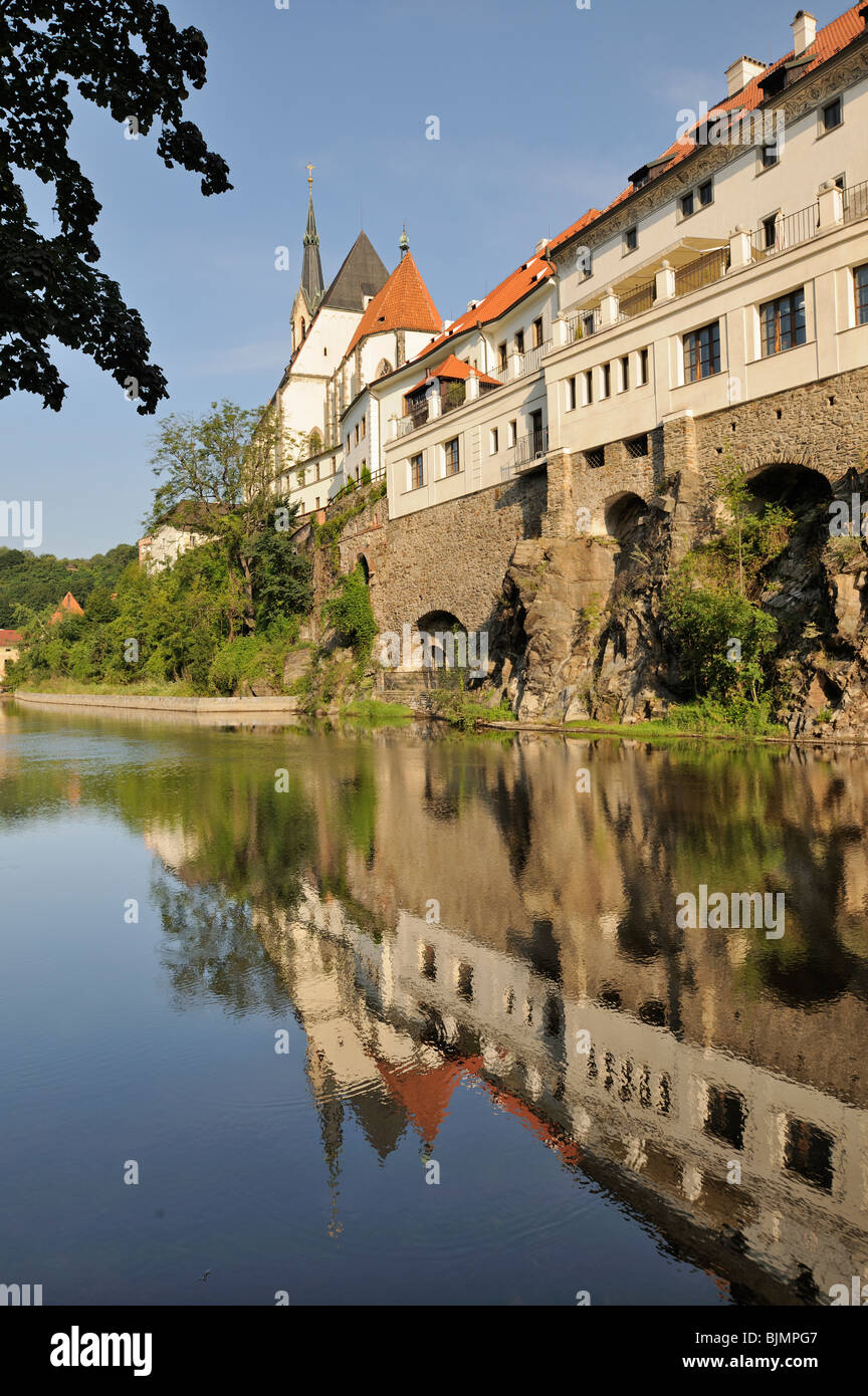 Chiesa di San Vito sopra il fiume Moldava, Cesky Krumlov, Repubblica Ceca, Europa Foto Stock