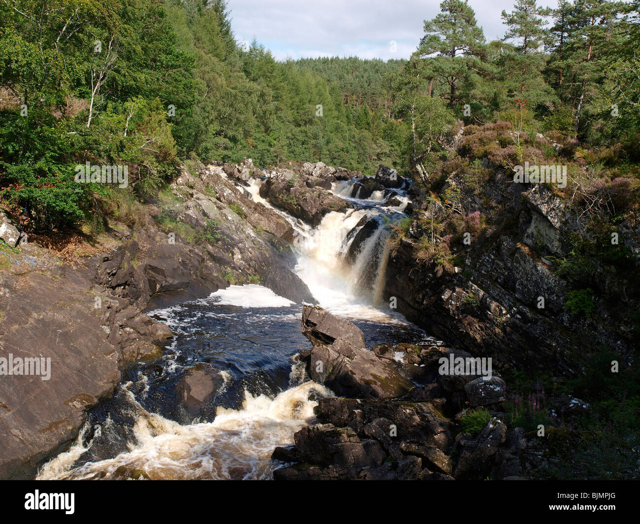 Rogie cade nel fiume Blackwater vicino Strampeffer Foto Stock