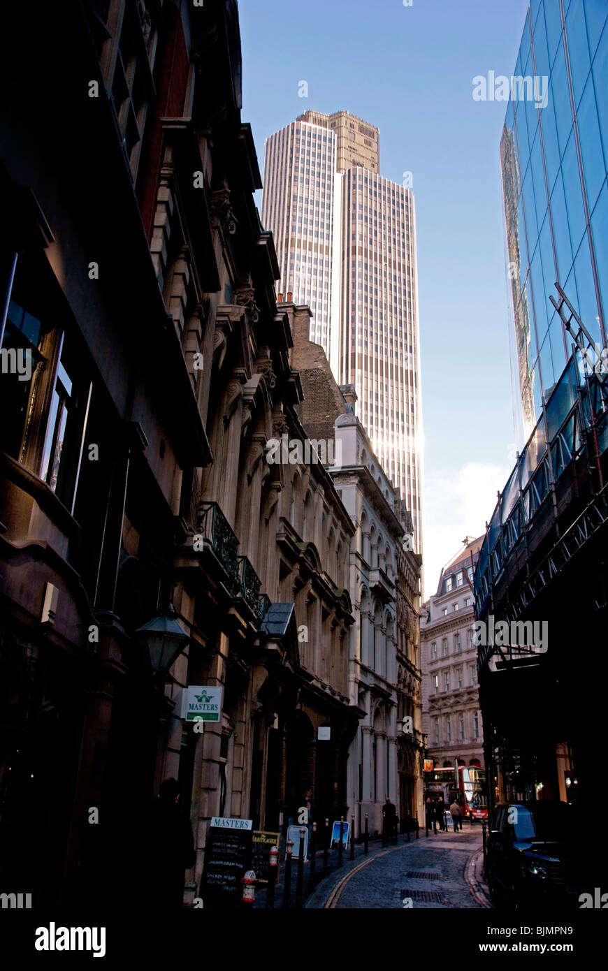 London City strada laterale con torre 42 in background Foto Stock