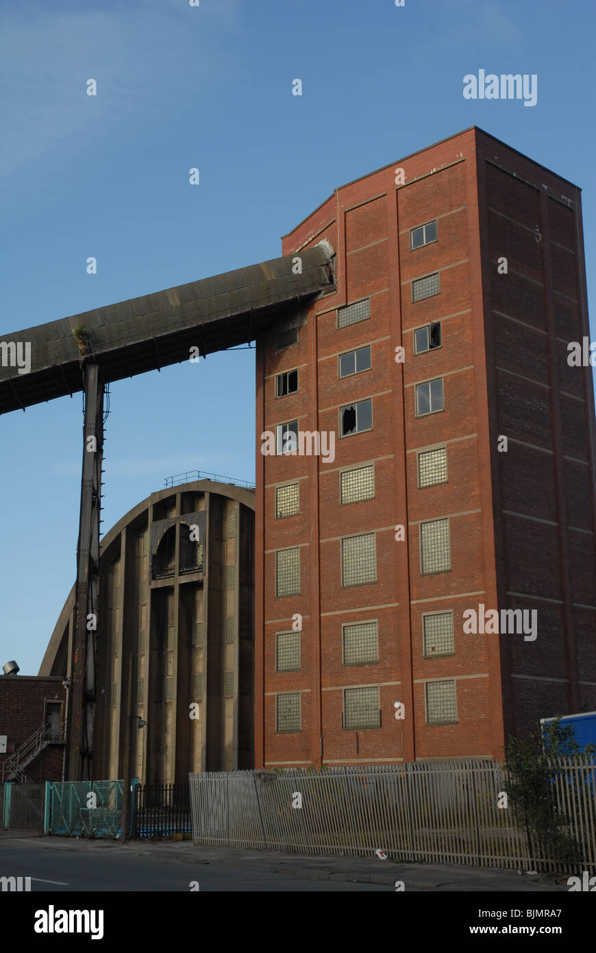 Tate and Lyle torre trasportatore all'interno di un complesso industriale in Liverpool, Merseyside, Regno Unito. Foto Stock