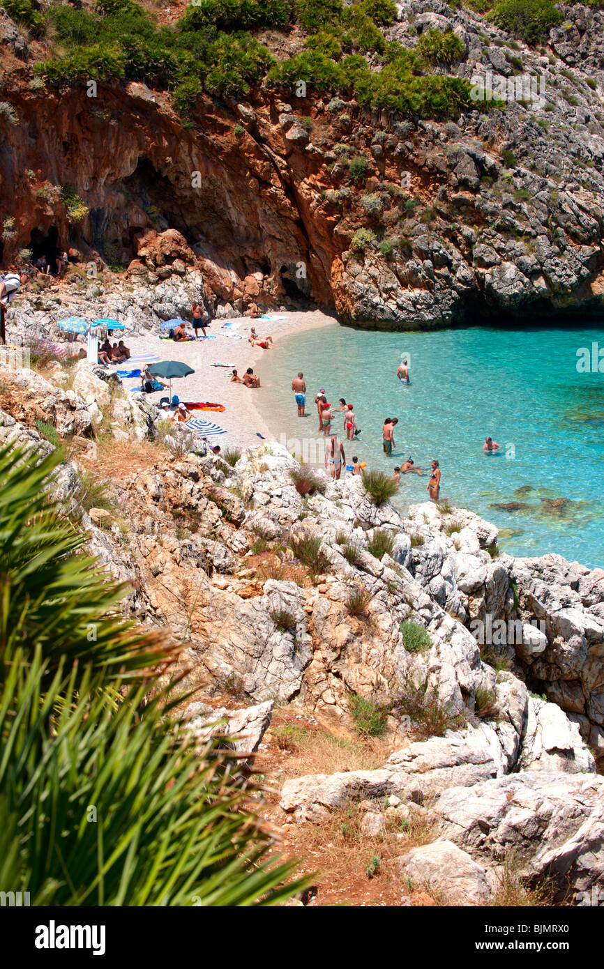 Isolato cove beach a Riserva Naturale dello Zingaro [ riserva dello Zingaro ] Scopello, Castellammare del Golfo , Sicilia. Foto Stock