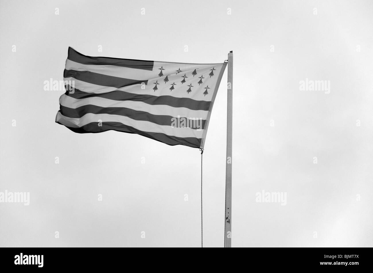 La Bretagna bandiera nel vento. Foto Stock