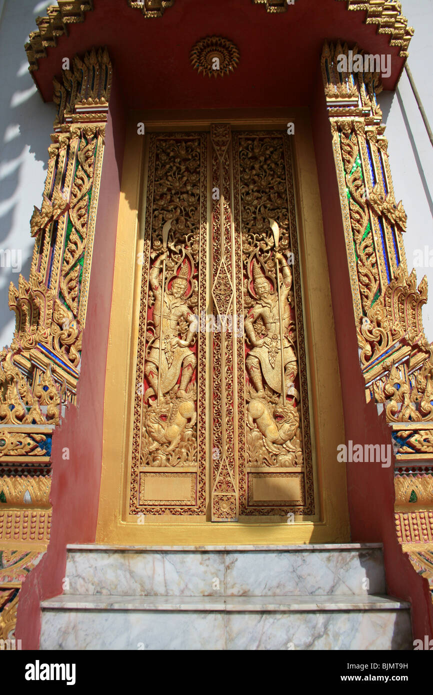 Porta buddista di un tempio a Bangkok, in Thailandia. Foto Stock