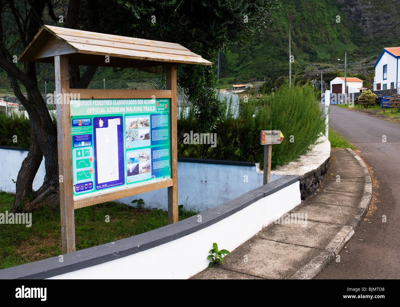 Una scheda di informazioni all'inizio dell'Ovest sentiero escursionistico tra Fajã Grande e Ponta Delgada sull isola di Flores, Azzorre Foto Stock