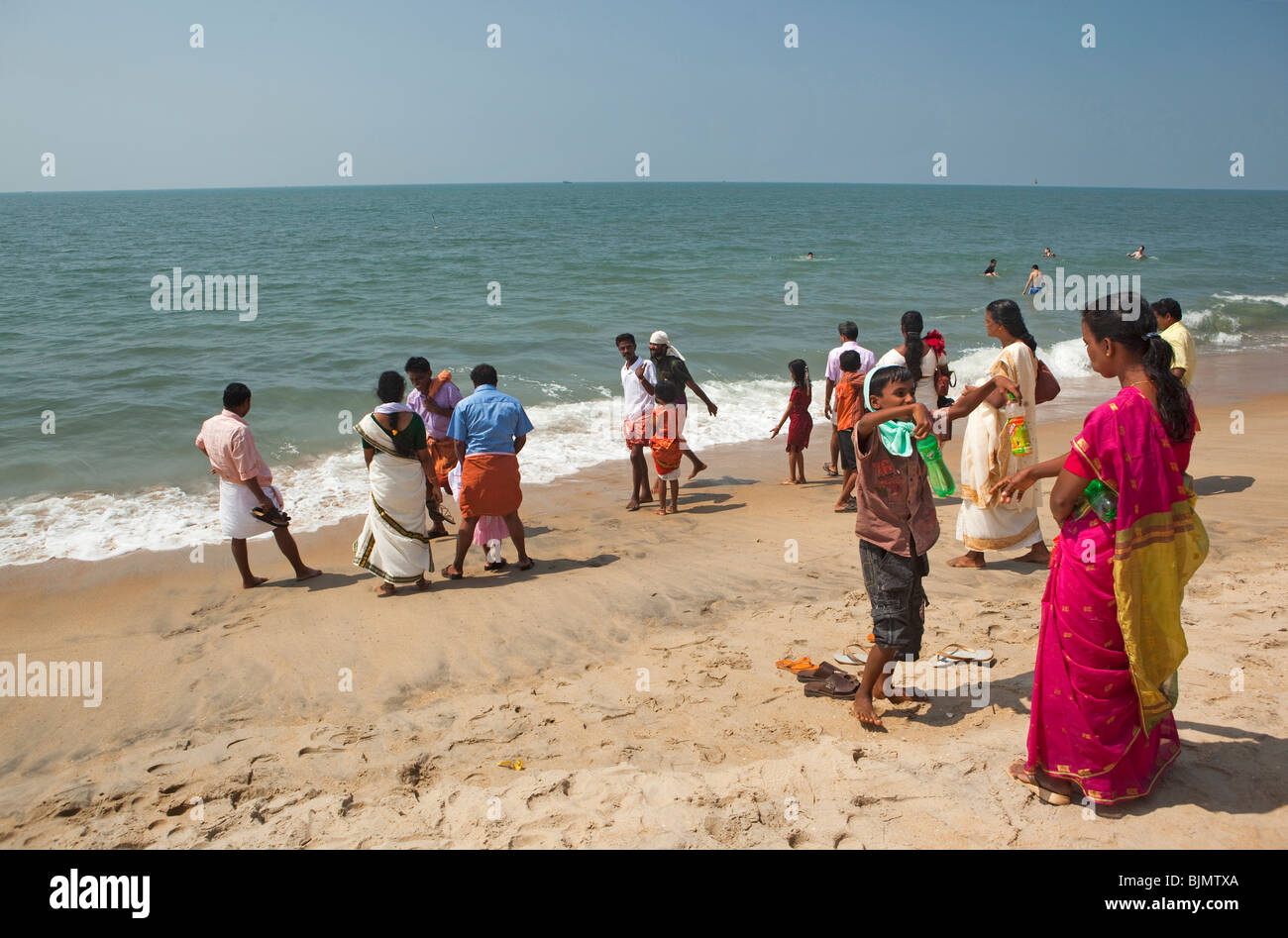 India Kerala, Vypeen Isola, Cherai Beach Indian i visitatori sulle sabbie Foto Stock