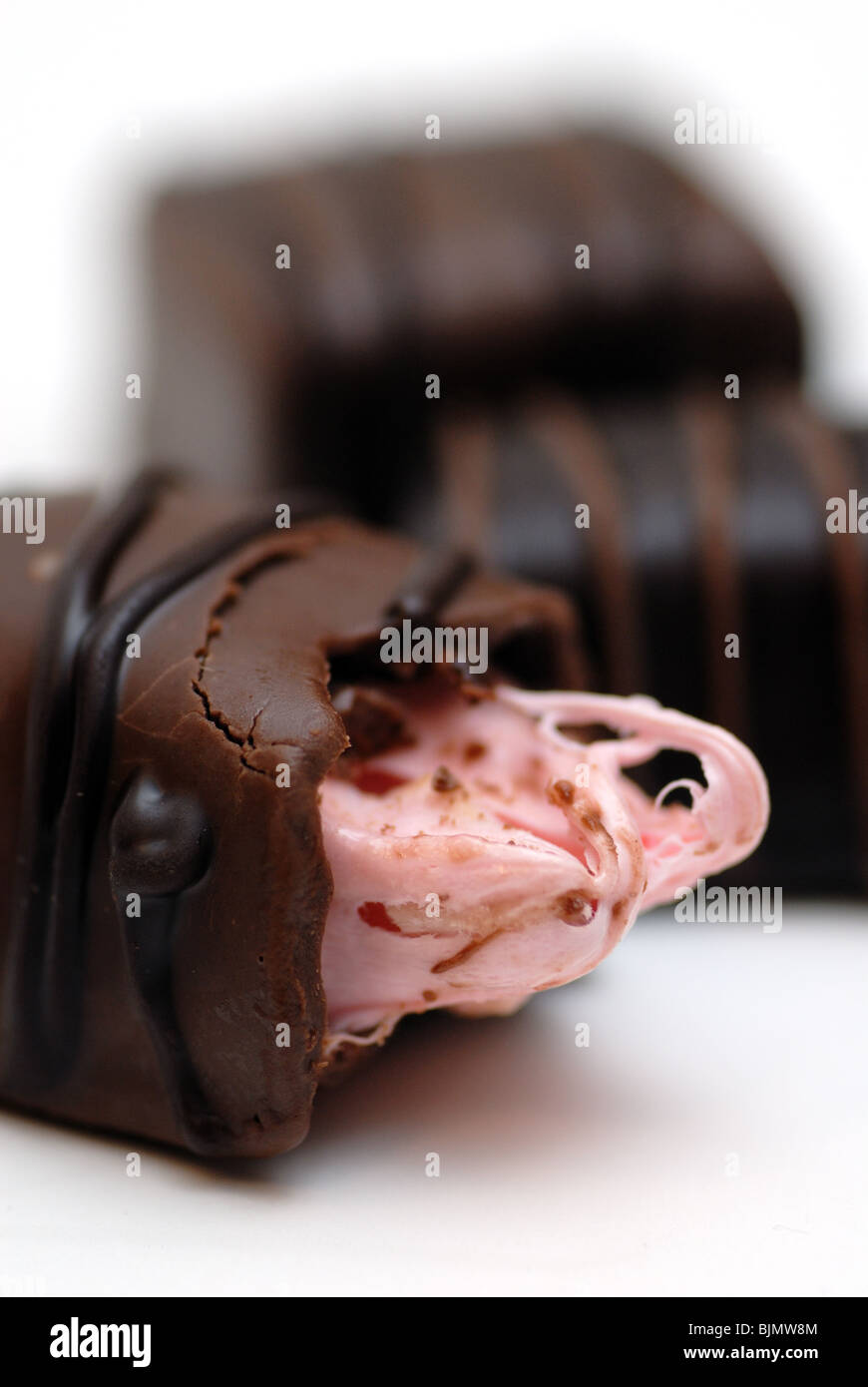 Una varietà di cioccolato fondente e al latte caramelle. Foto Stock