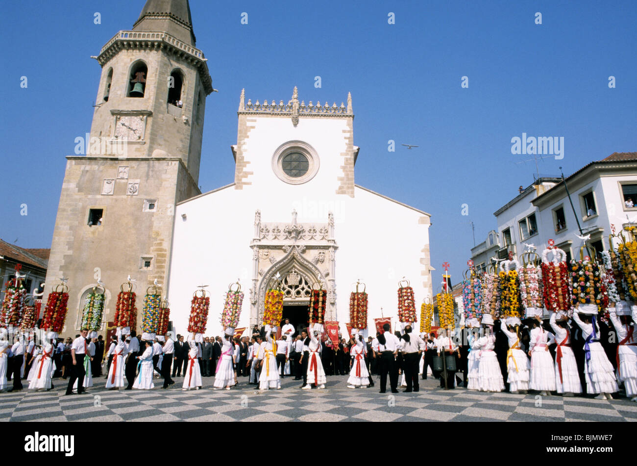 L'elaborato e coloratissima festa dos Tabuleiros che avviene in Tomar, Portogallo centrale, ogni quattro anni. Foto Stock