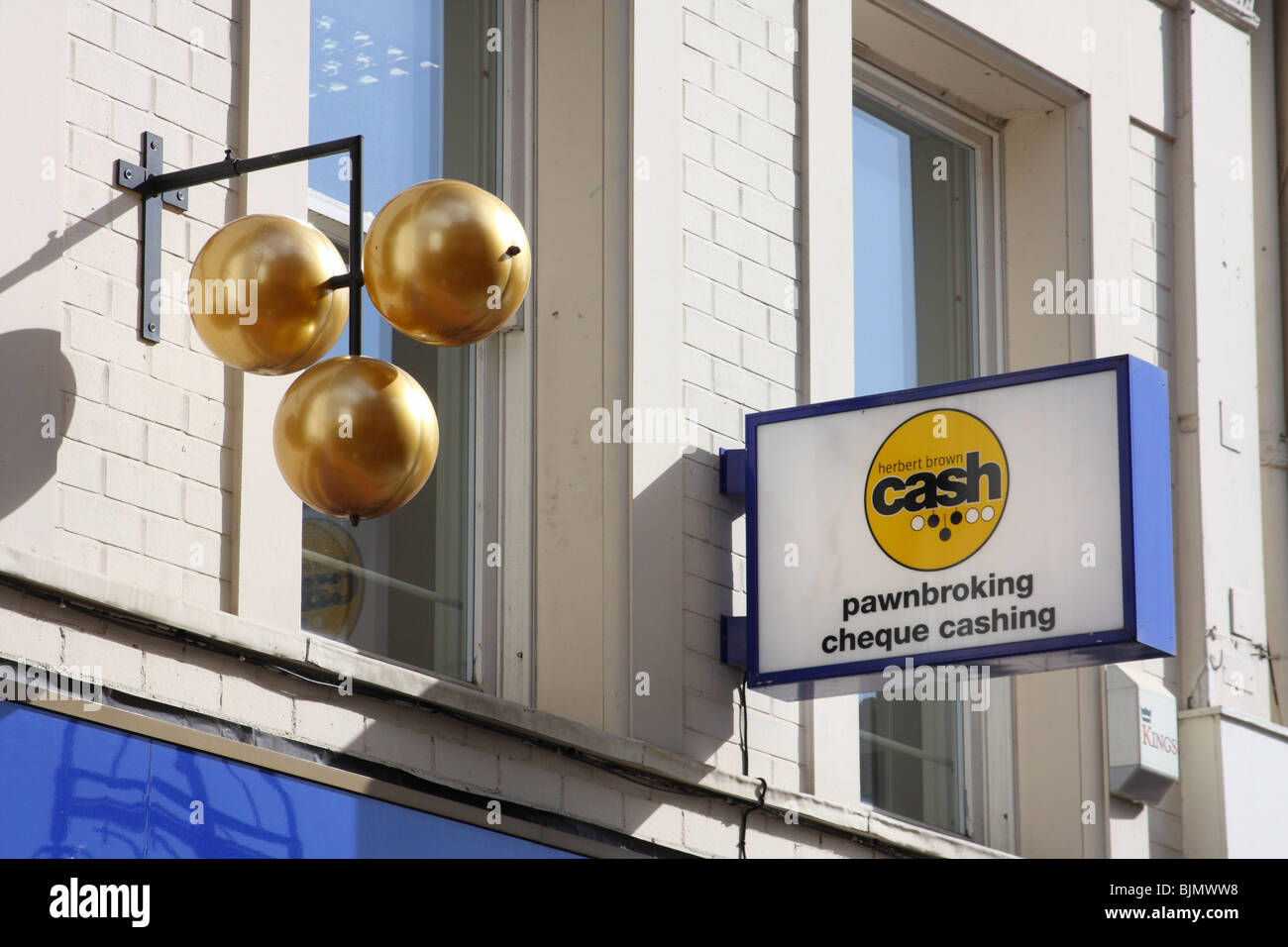 Un Pawnbroker's sign in una città del Regno Unito. Foto Stock