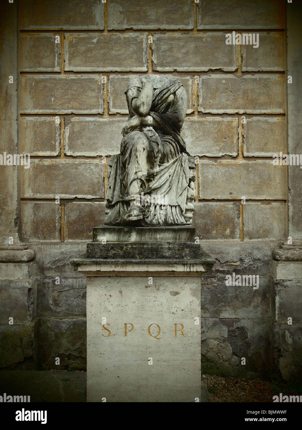 Antica statua romana con iscrizione SPQR Senatus Populus Que Romanum del Senato e del popolo di Roma. Foto Stock