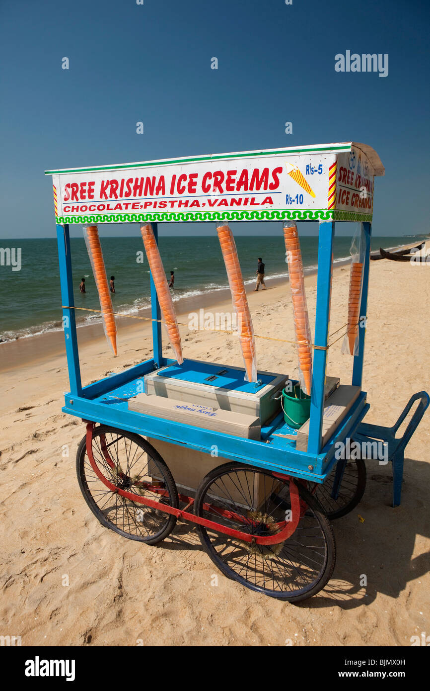 India Kerala, Vypeen Isola, Cherai Beach carrettino in attesa per i clienti Foto Stock