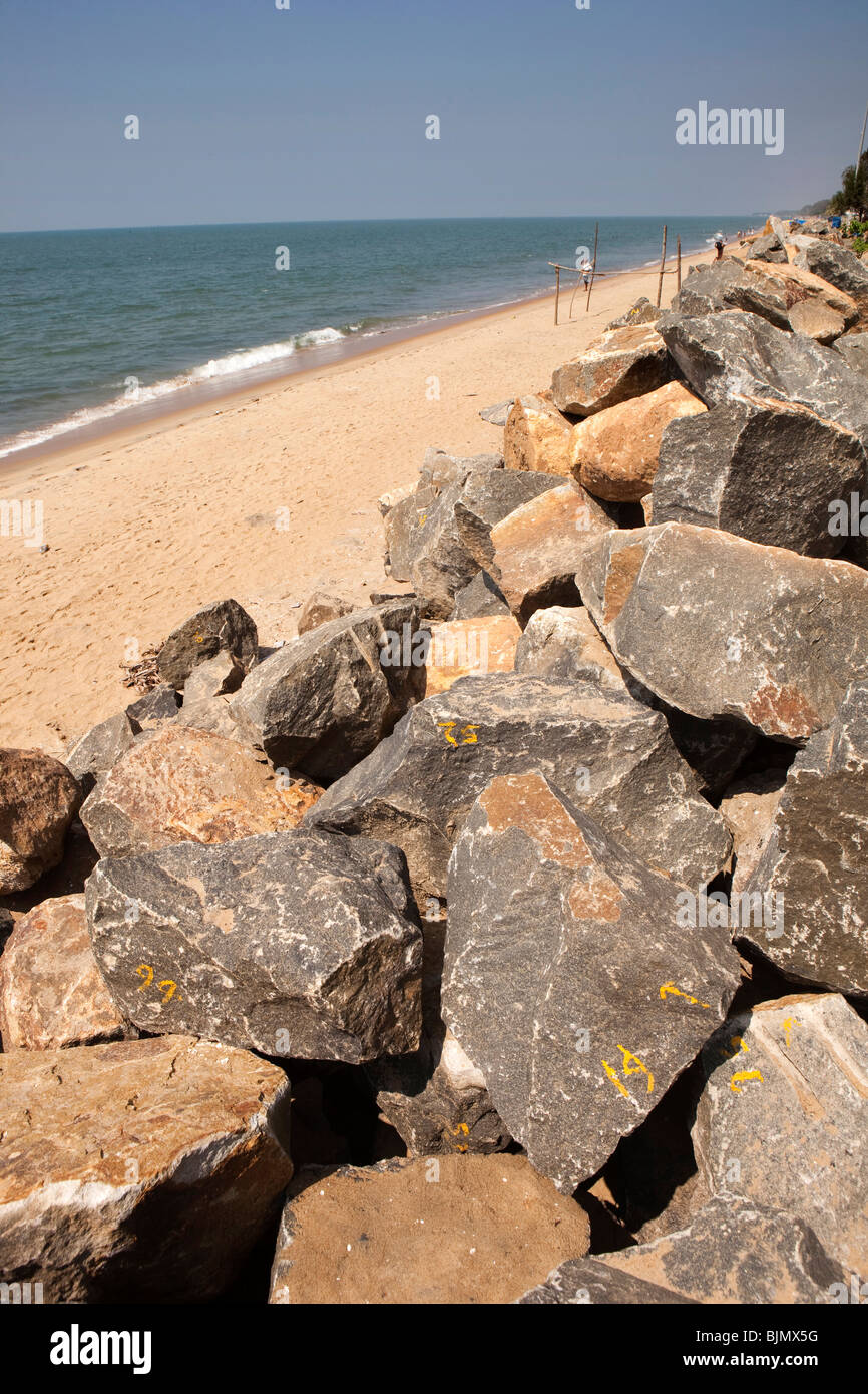 India Kerala, Vypeen Isola, Cherai spiaggia spiaggia di roccia utilizzato per la costruzione del nuovo muro di mare Foto Stock