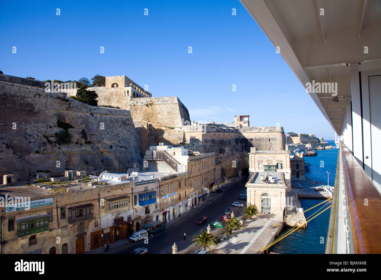 Vista di Malta visto da una nave di balcone Foto Stock