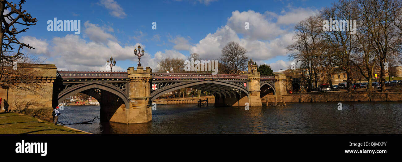 YORK, Regno Unito - 13 MARZO 2010: Vista panoramica del ponte Lendal sul fiume Ouse Foto Stock