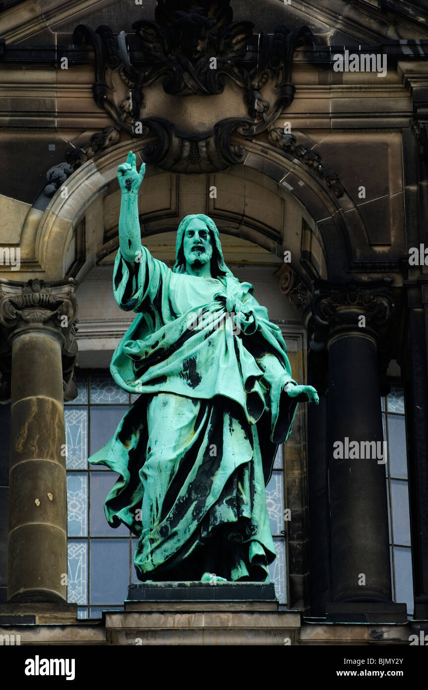 Statua di Gesù presso il Berliner Dom Berlino Germania Foto Stock