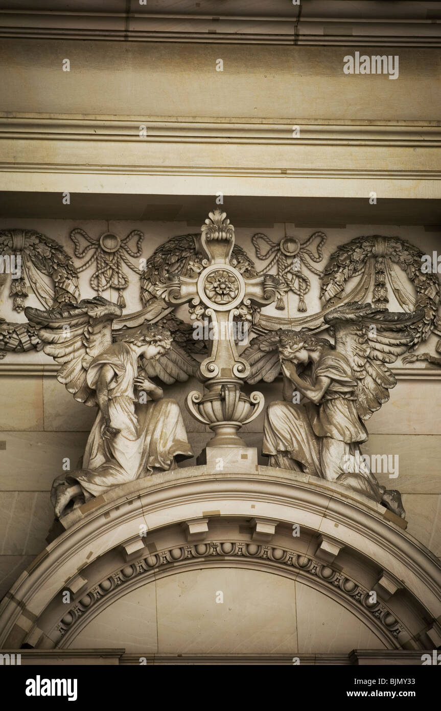 Dettagli architettonici di angeli in preghiera presso l'entrata del Berliner Dom Berlino Germania Foto Stock