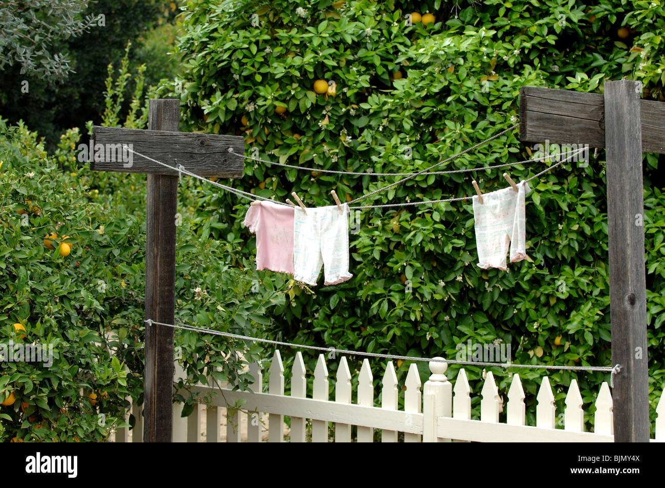 Vintage abbigliamento per bambini essiccazione su una linea di abbigliamento con tenute con mollette o vestiti pin. Stati Uniti d'America Foto Stock