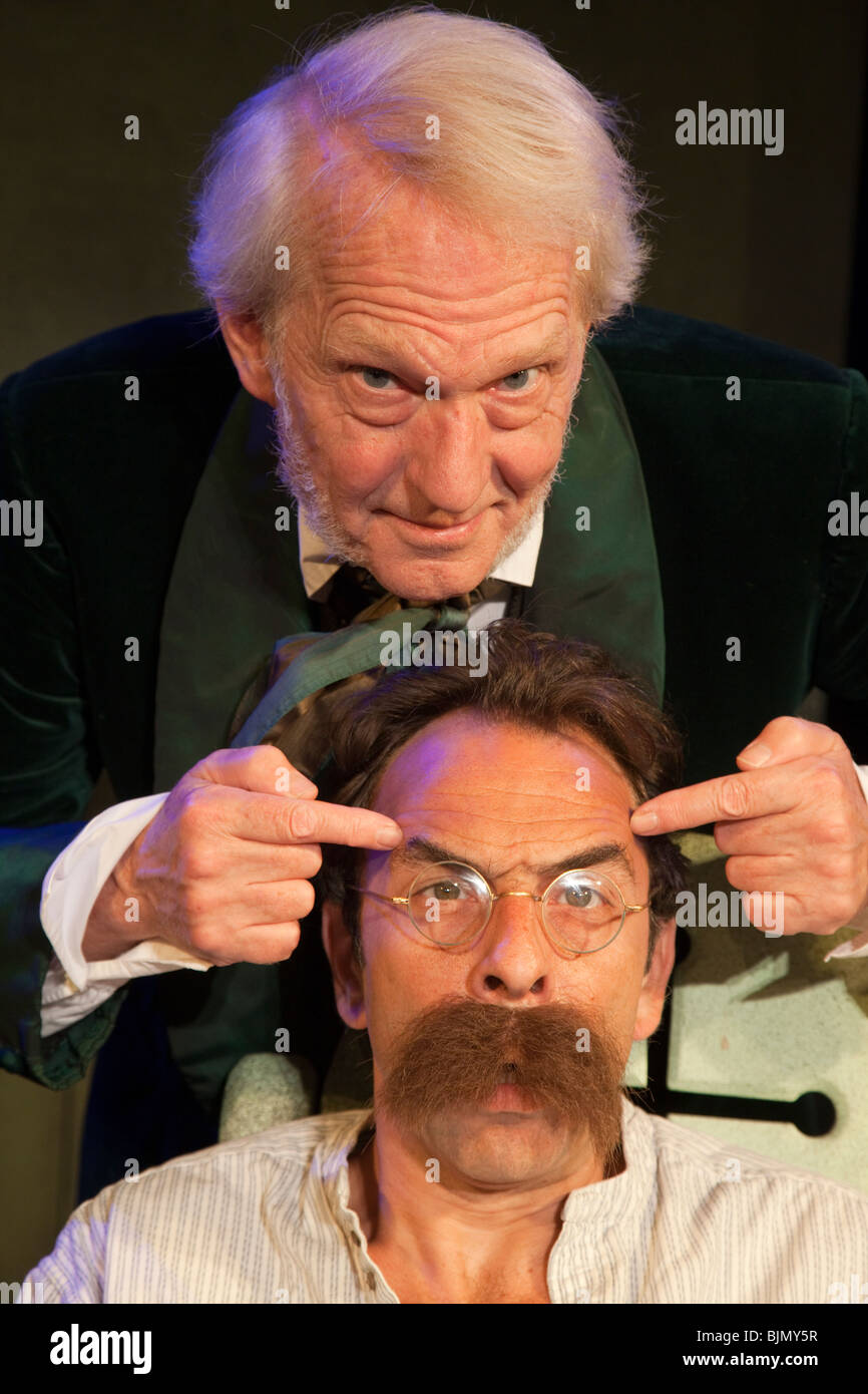 Jud Charlton giocando filosofo tedesco Friedrich Nietzsche e William Hoyland riproduzione del compositore tedesco Richard Wagner. Foto Stock