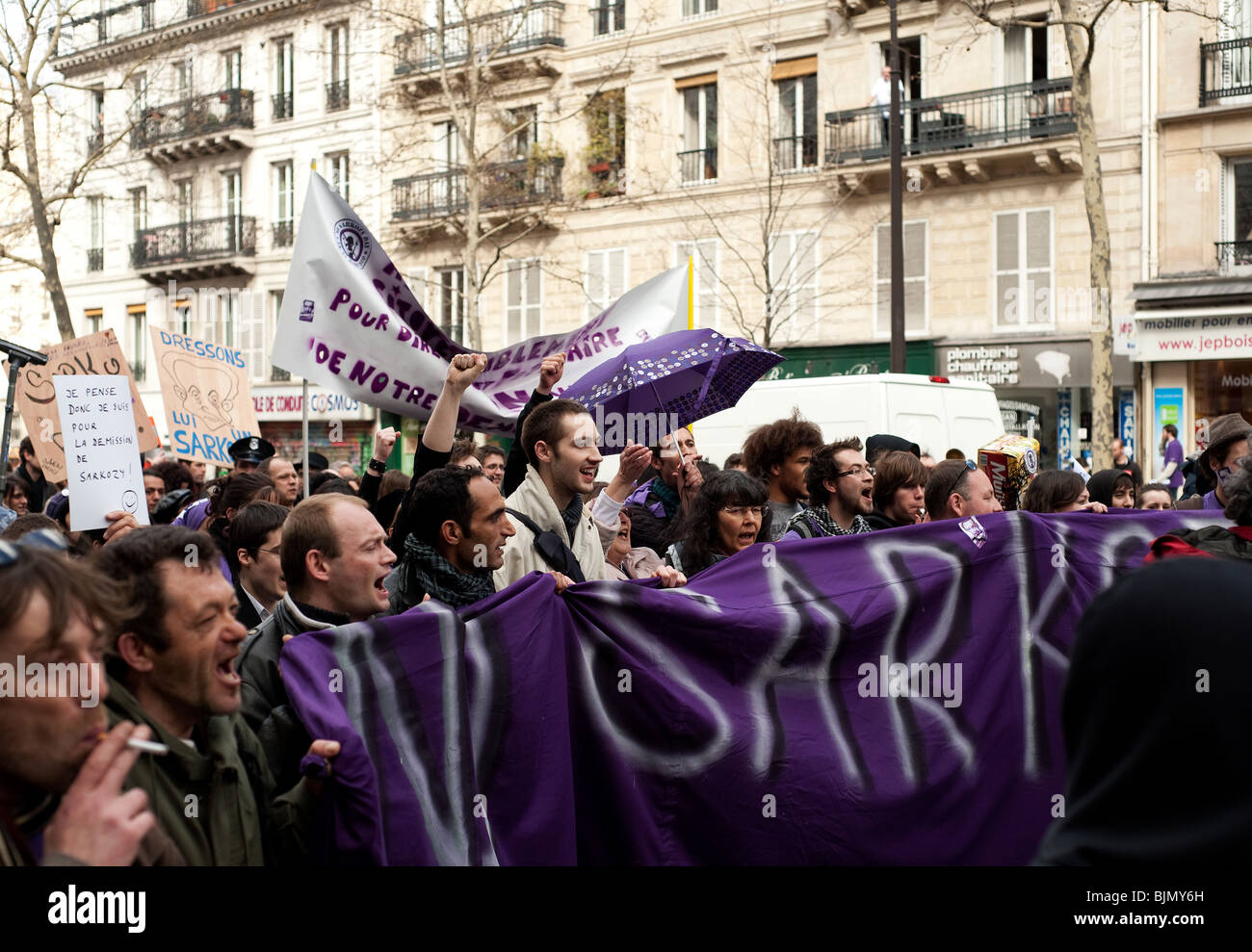 Le persone che manifestano contro il Presidente Sarkozy a Parigi (2010) Foto Stock