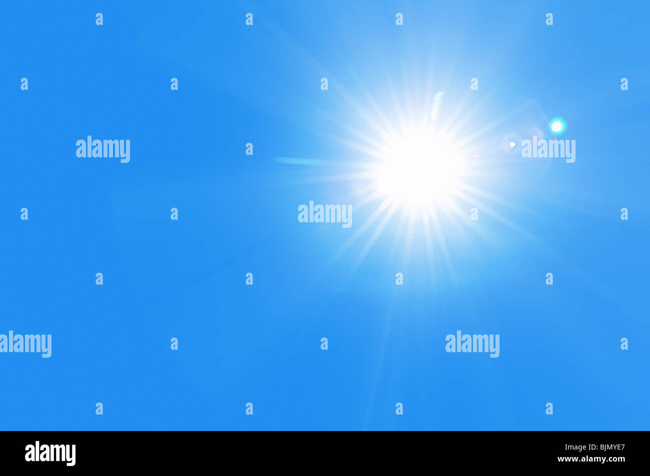 Il sole splende nel cielo blu Foto Stock