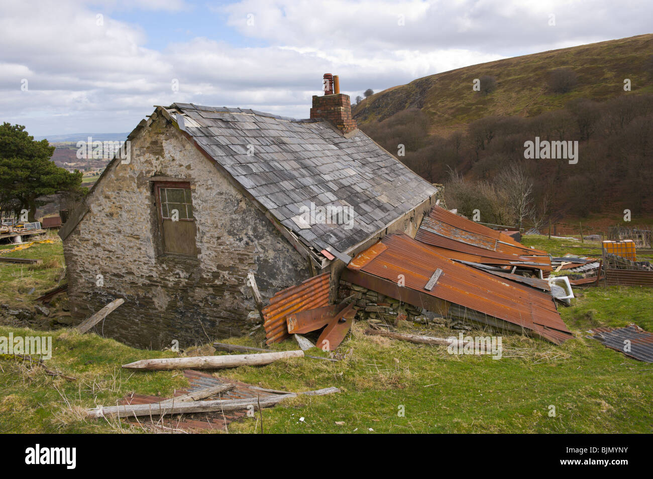 Agriturismo abbandonati a pecore fattoria sul pendio sopra Pontypool Lancaster South Wales UK Foto Stock