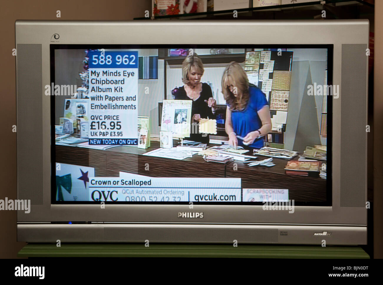 Schermo TV mostra QVC canale commerciale Foto stock - Alamy
