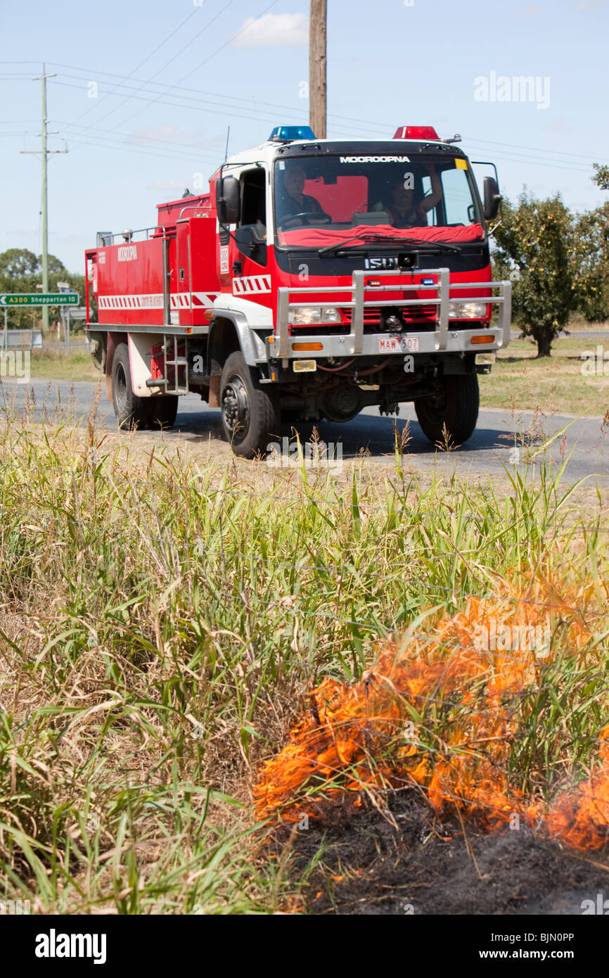 CFA Fire Fighters affrontare un incendio sul ciglio della strada vicino a Shepperton, Victoria, Australia. Foto Stock