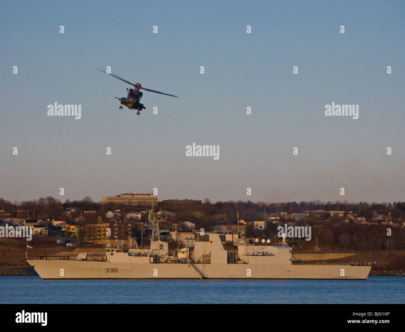 Un banco di prova Sikorsky CH-148 pratiche ciclone atterraggi sulla marina canadese fregata HMCS MONTREAL (FFH 336) nel porto di Halifax. Foto Stock