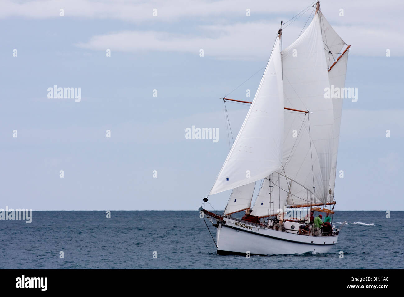 Barca a vela in mare, Penisola di Coromandel, Nuova Zelanda Foto Stock