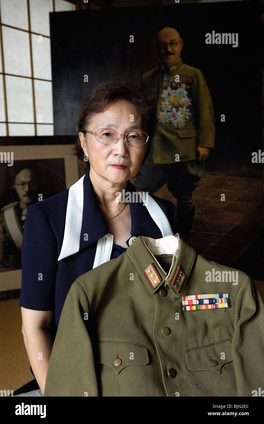 Uko Tojo, nipote del Giappone del leader bellico, Gen. Hideki Tojo, pone con suo nonno uniforme nella sua casa di Tokyo Foto Stock