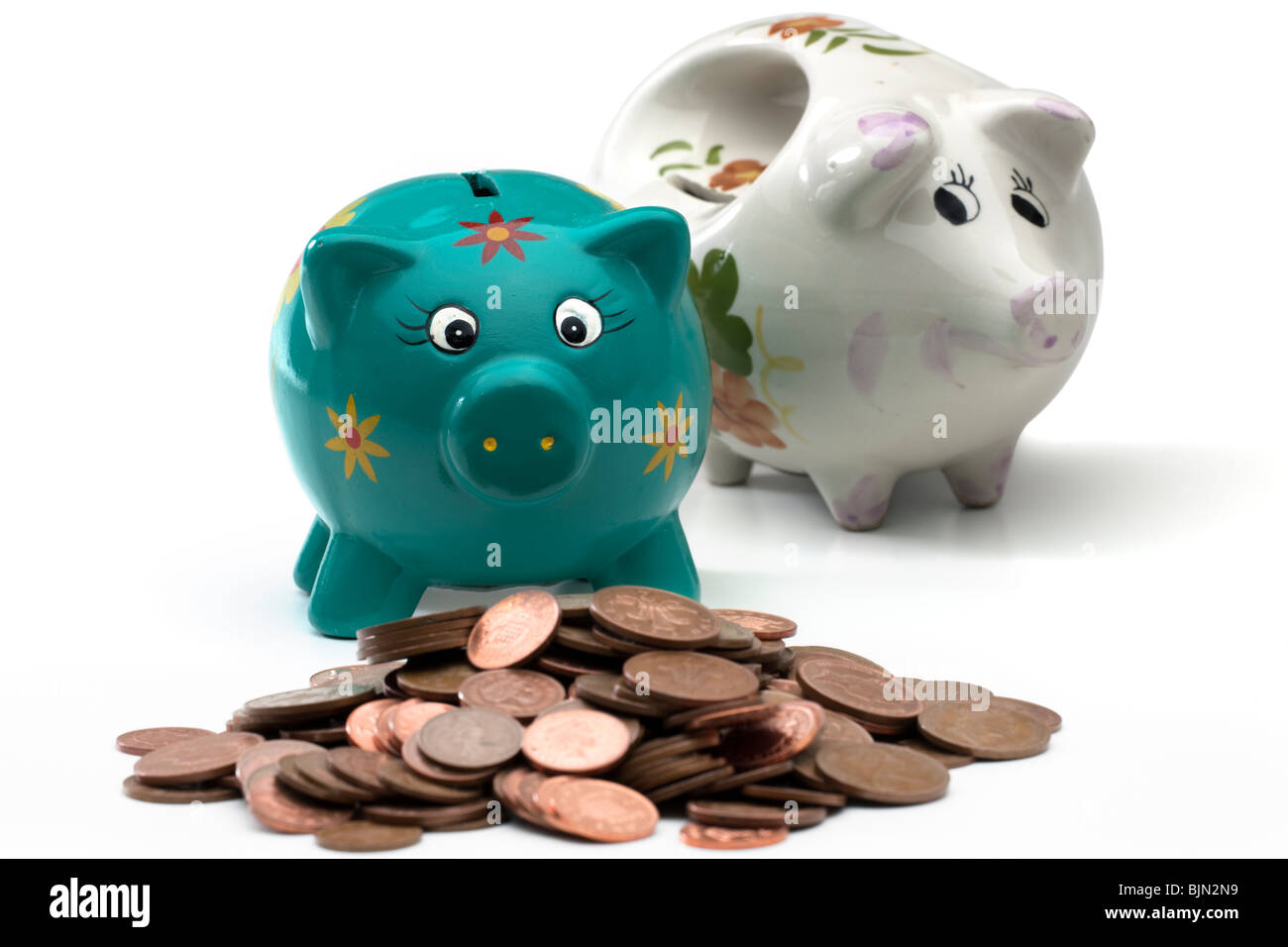 Salvadanaio di banche e di una pila di monete di rame Foto Stock