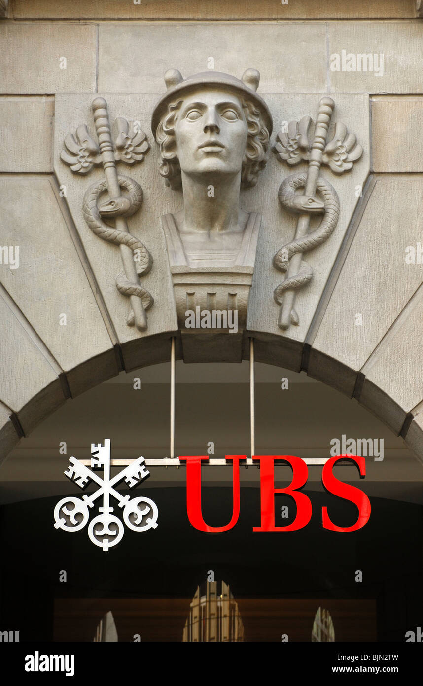 La scultura del dio Mercurio sopra l'ingresso del Muenzhof, sede della banca UBS, Zurigo, Svizzera Foto Stock