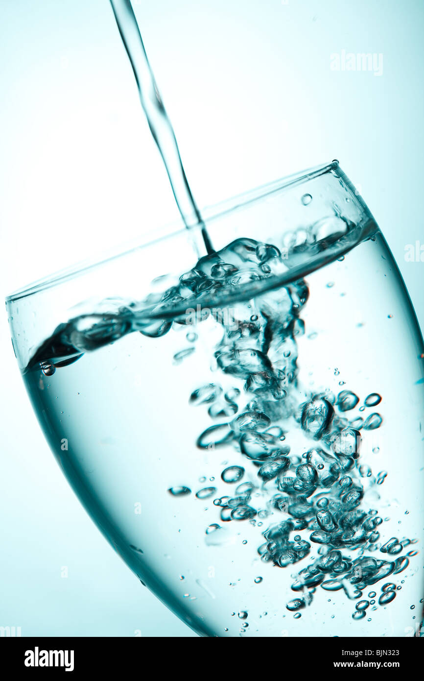 Spruzzi d'acqua nel vetro Foto Stock