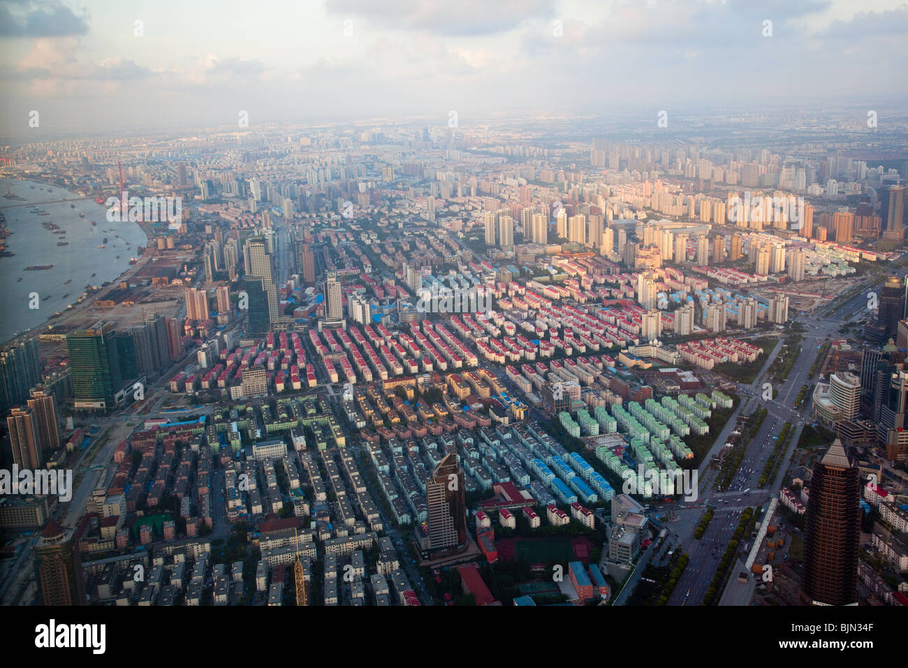 Il Pudong, il Quartiere Finanziario di Lujiazui visto dal World Financial Center di Shanghai, Pudong, Shanghai, Cina Foto Stock